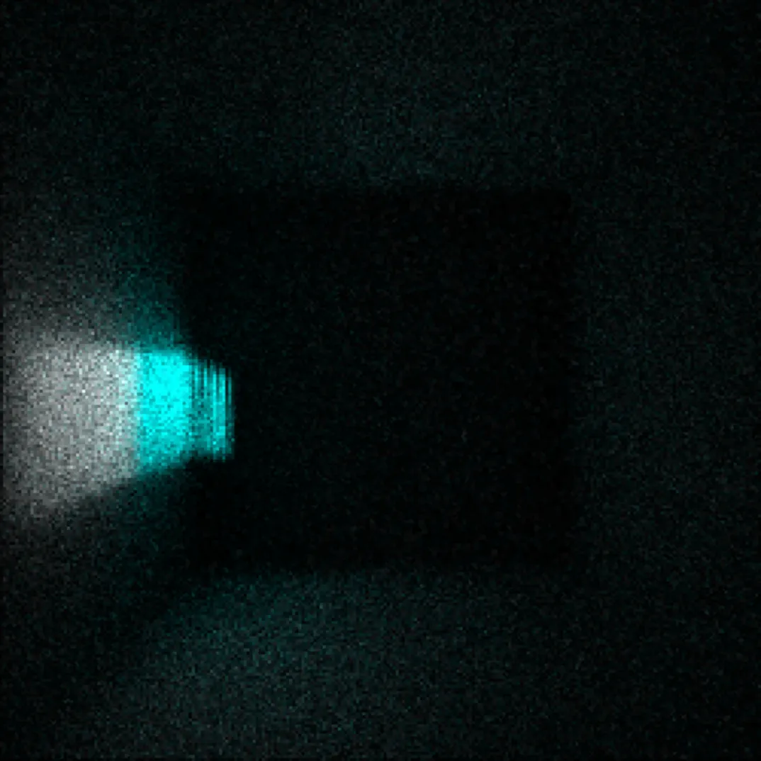 地面の茶色、マグマのオレンジ色、チェックポイントの黄色の輪郭からなるステージを、青色のプレイヤーが移動している。