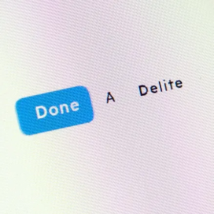 白い背景のPC画面の上に、Done, A, Deleteと書かれたボタンがある。Doneだけは背景が青色の角丸のボタンで、それ以外はテキストだけの見た目になっている。