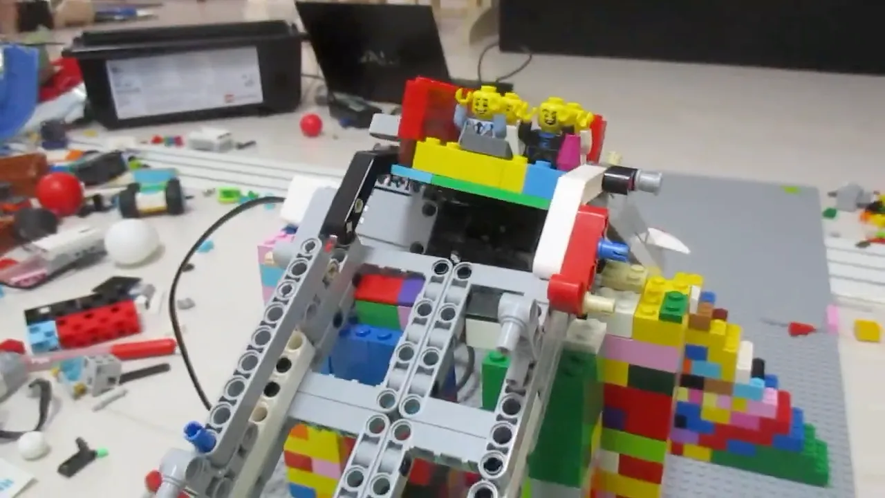 レゴのゴンドラがキャタピラを超えて、ゴンドラが急勾配の坂を下ろうとしている。