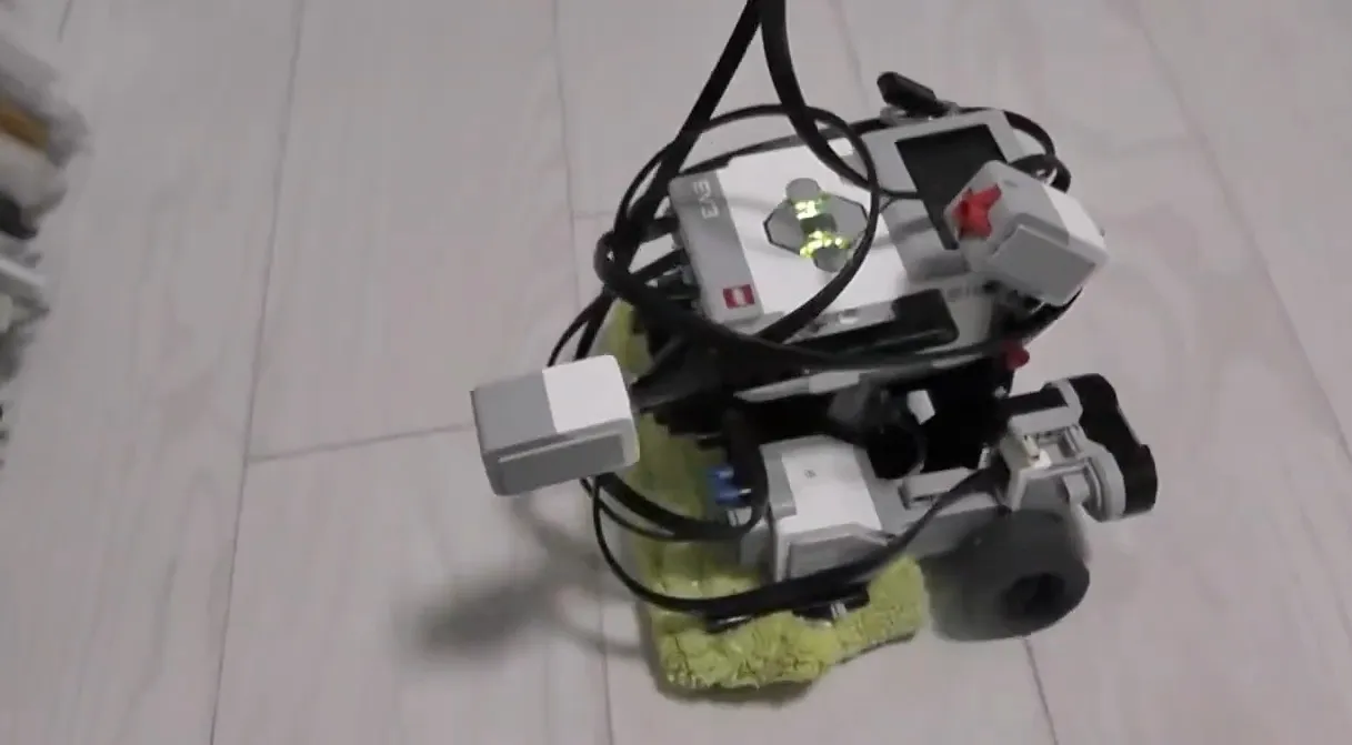 ロボットの後方には、カラーセンサと非常停止ボタンが付いている。