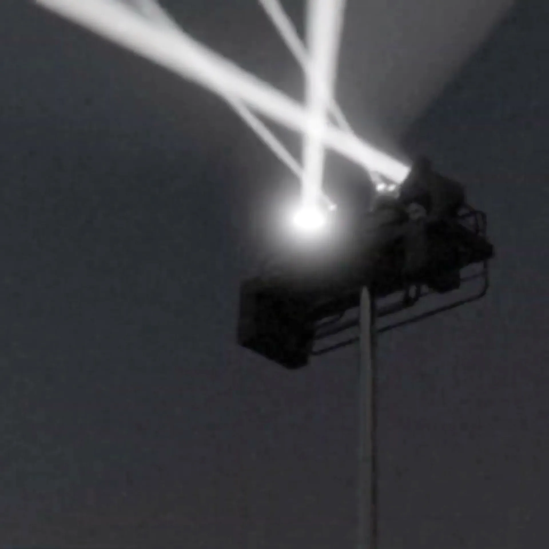 サーチライトが、4本の白い光を放っている。それぞれの光が空中で互いにクロスしている。