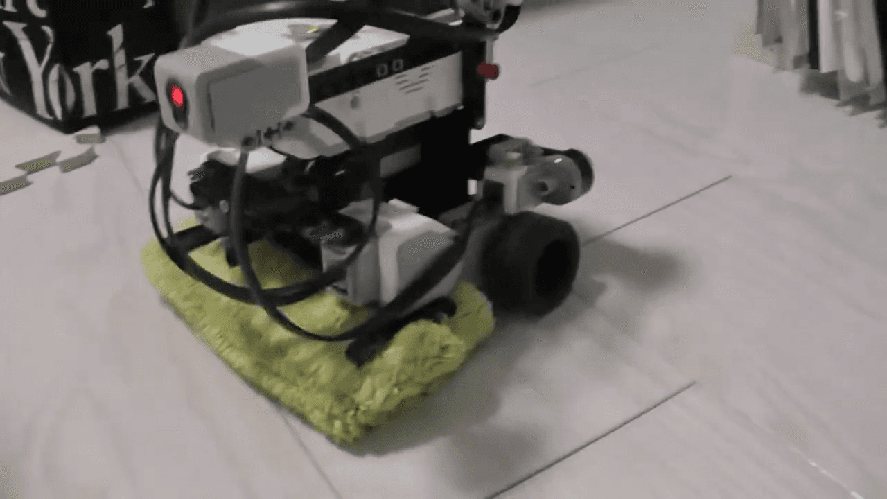 A robot vacuum cleaner built with EV3.