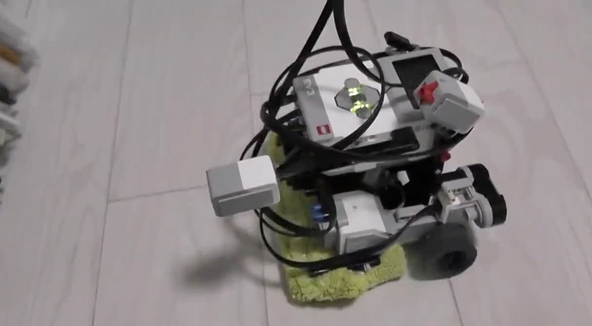 ロボットの後方には、カラーセンサと非常停止ボタンが付いている。